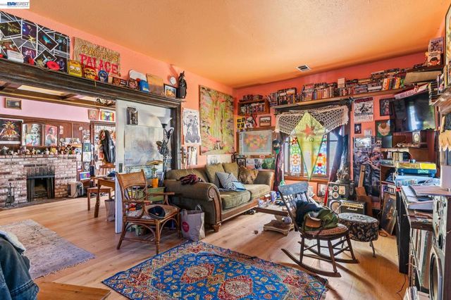 3856 West St, Oakland, CA 94608