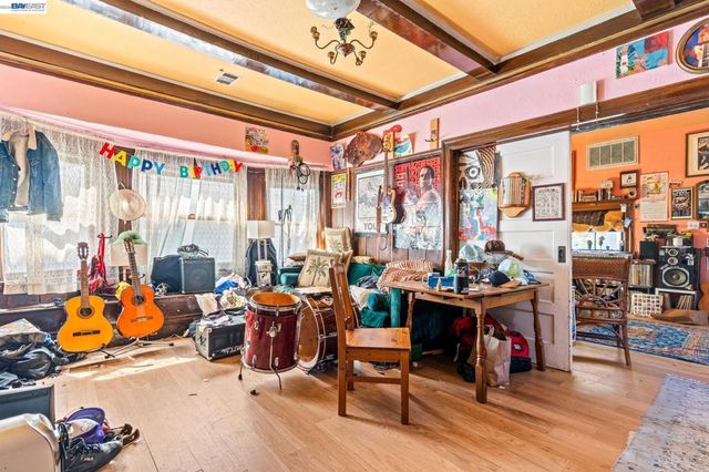 3856 West St, Oakland, CA 94608