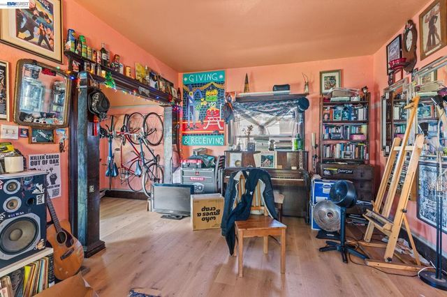 3856 West St, Oakland, CA 94608