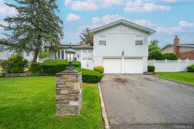 15 Jackie Drive, Westbury, NY 11590
