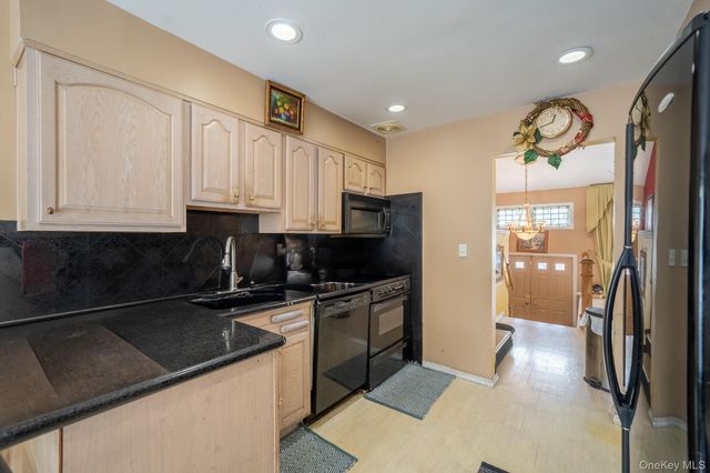 15 Jackie Drive, Westbury, NY 11590
