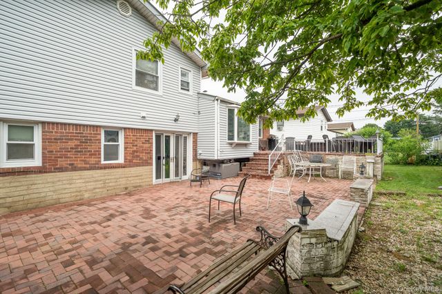 15 Jackie Drive, Westbury, NY 11590