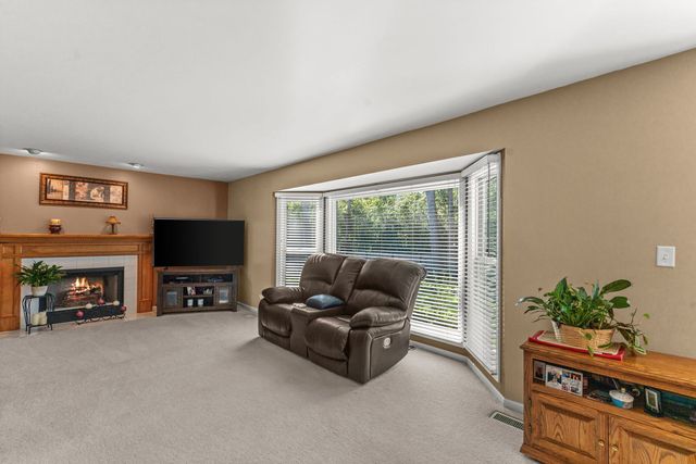 1460 Prairie Crossing Drive, West Chicago, IL 60185