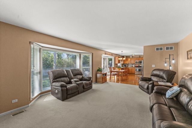 1460 Prairie Crossing Drive, West Chicago, IL 60185