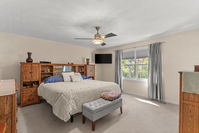 1460 Prairie Crossing Drive, West Chicago, IL 60185