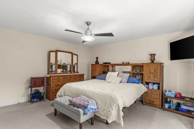 1460 Prairie Crossing Drive, West Chicago, IL 60185