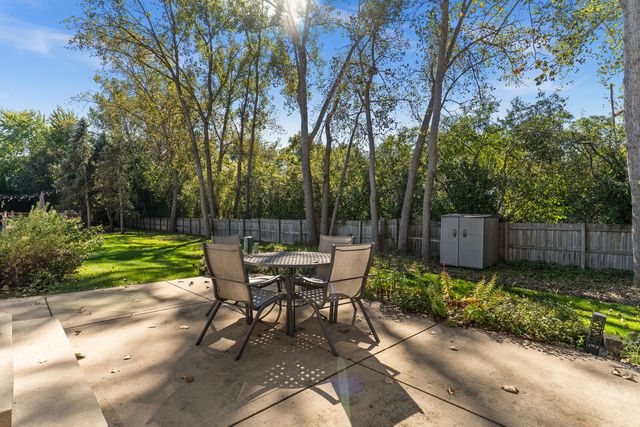 1460 Prairie Crossing Drive, West Chicago, IL 60185