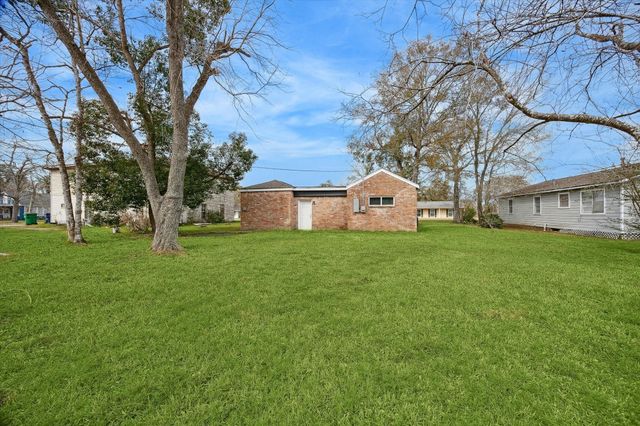 710 E Magnolia Street, Angleton, TX 77515