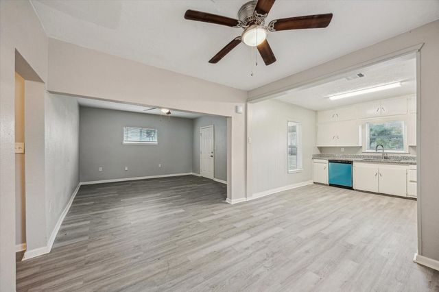 710 E Magnolia Street, Angleton, TX 77515