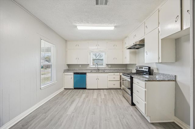 710 E Magnolia Street, Angleton, TX 77515