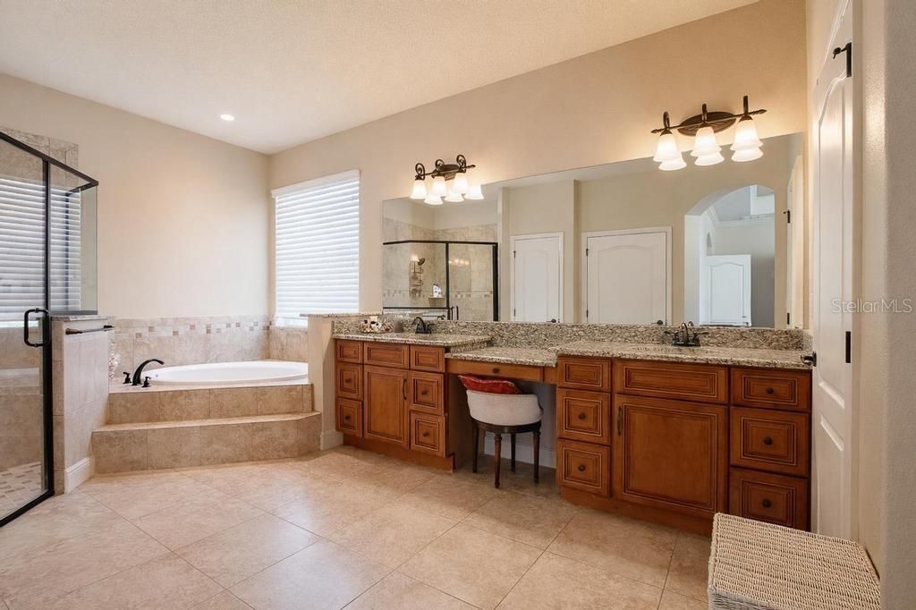 Image 18 of property listing at 15950 SPLENDID OAKS LANE, Tavares, FL 32778