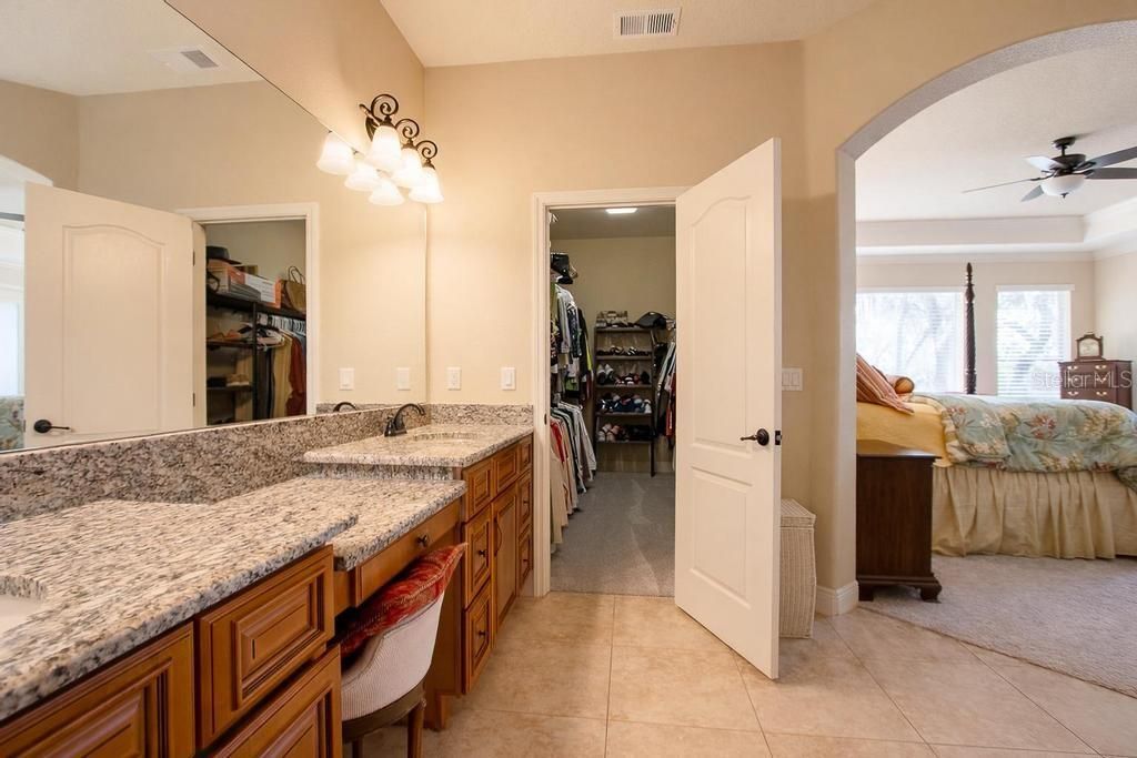 Image 19 of property listing at 15950 SPLENDID OAKS LANE, Tavares, FL 32778