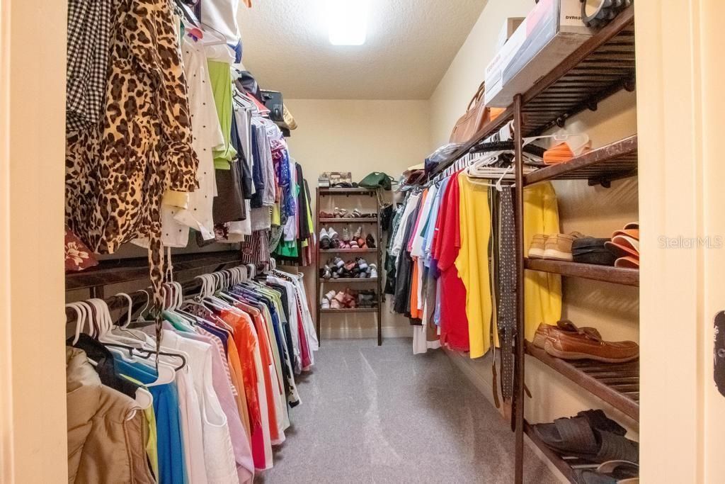 Image 20 of property listing at 15950 SPLENDID OAKS LANE, Tavares, FL 32778