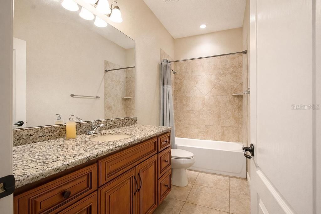 Image 24 of property listing at 15950 SPLENDID OAKS LANE, Tavares, FL 32778