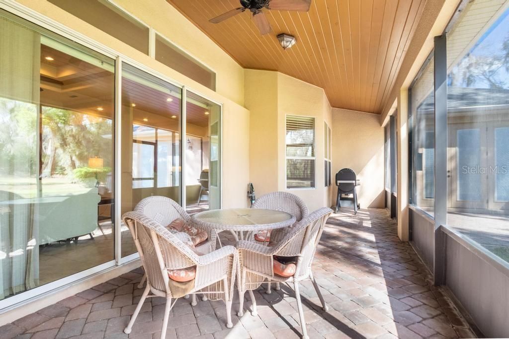 Image 32 of property listing at 15950 SPLENDID OAKS LANE, Tavares, FL 32778