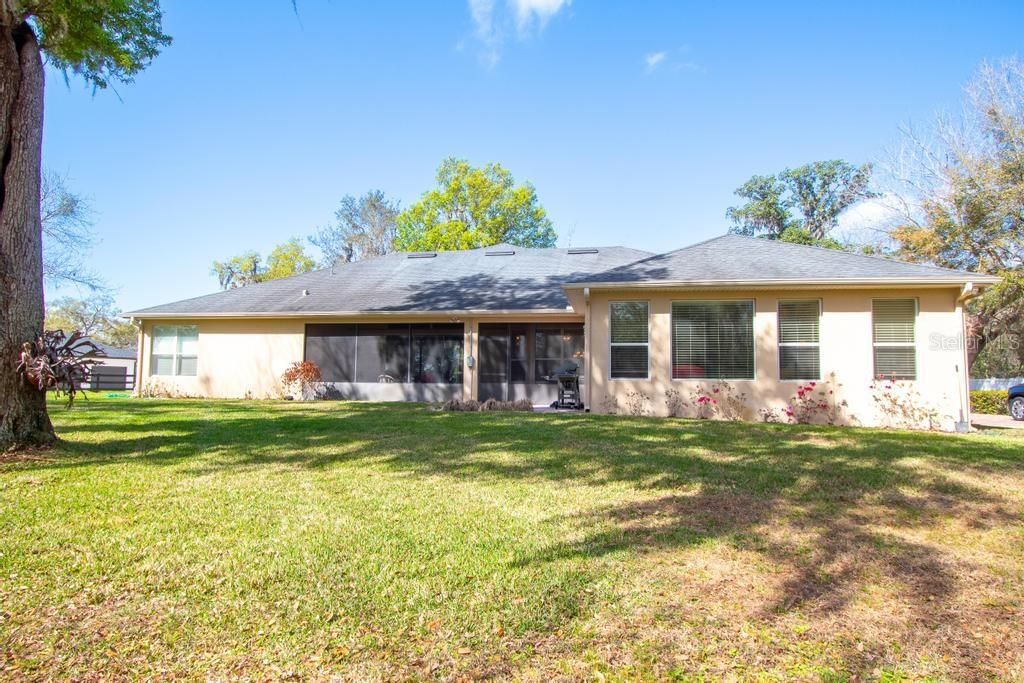Image 36 of property listing at 15950 SPLENDID OAKS LANE, Tavares, FL 32778