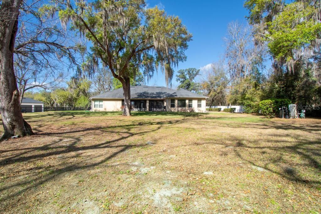 Image 37 of property listing at 15950 SPLENDID OAKS LANE, Tavares, FL 32778