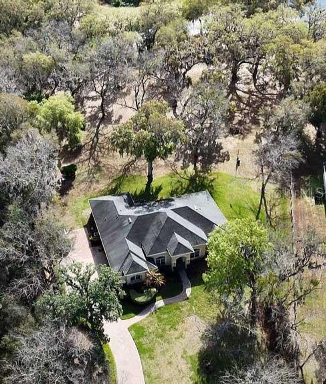 Image 44 of property listing at 15950 SPLENDID OAKS LANE, Tavares, FL 32778