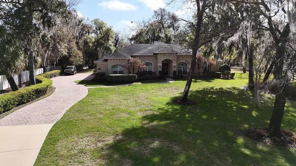 Image 45 of property listing at 15950 SPLENDID OAKS LANE, Tavares, FL 32778