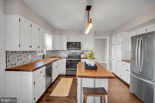 1387 LUTZTOWN RD, Boiling Springs, PA 17007