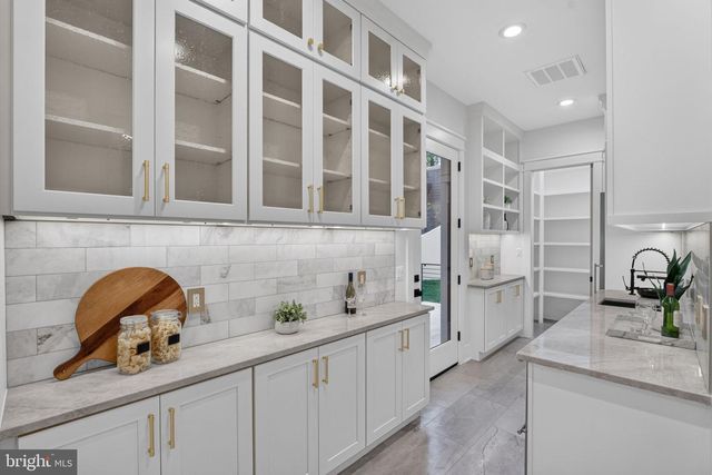 2816 N JEFFERSON ST, Arlington, VA 22207