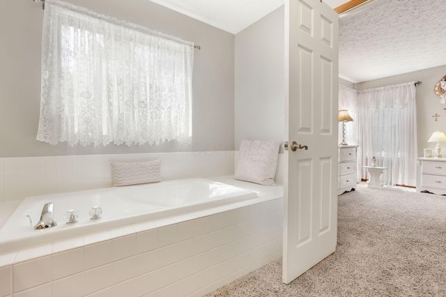 6324 Rossmore Lane, Canal Winchester, OH 43110