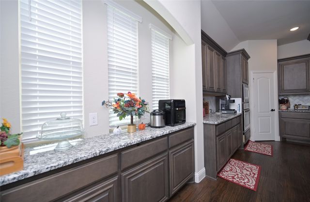 213 Oakcrest Drive, Justin, TX 76247