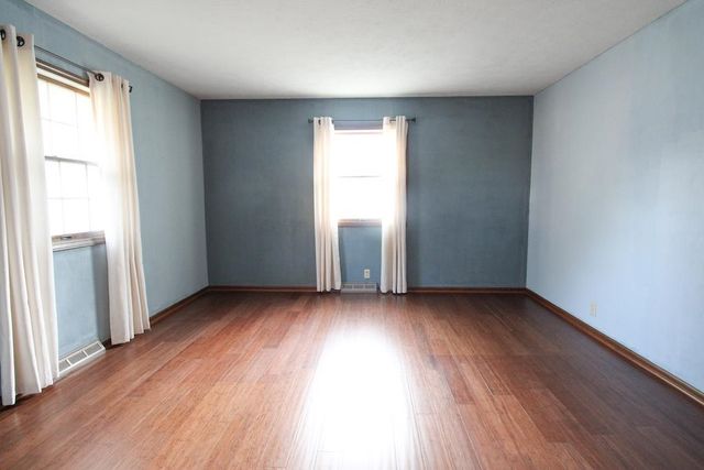 2413 Edgehill Rd, Salina, KS 67401