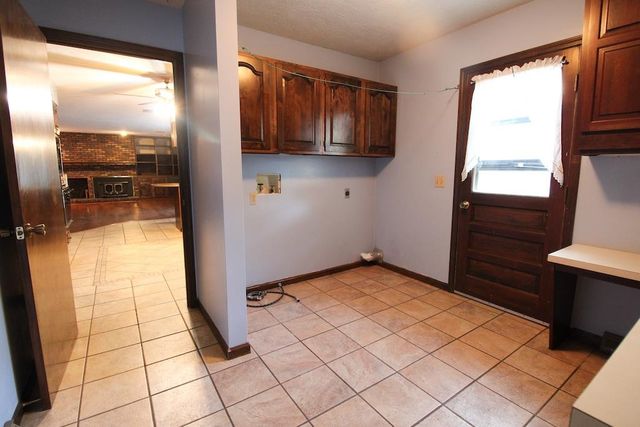 2413 Edgehill Rd, Salina, KS 67401