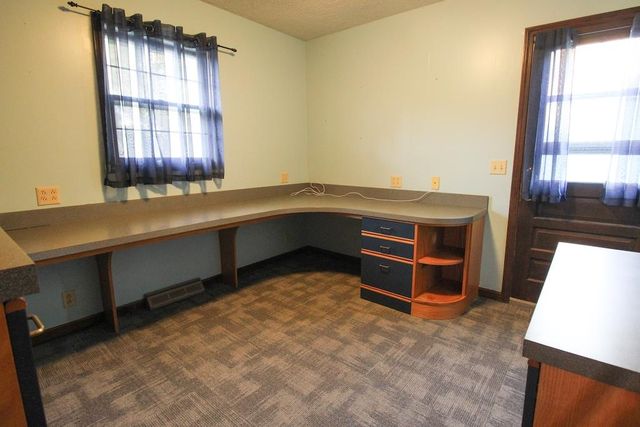 2413 Edgehill Rd, Salina, KS 67401