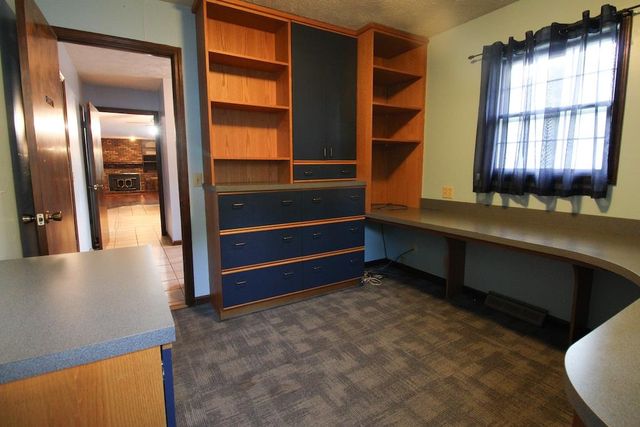 2413 Edgehill Rd, Salina, KS 67401