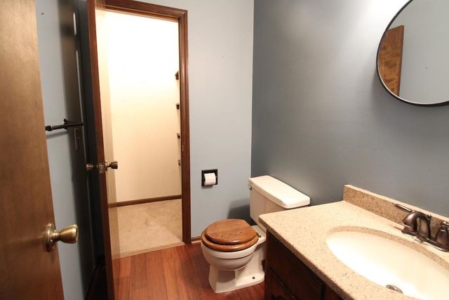 2413 Edgehill Rd, Salina, KS 67401