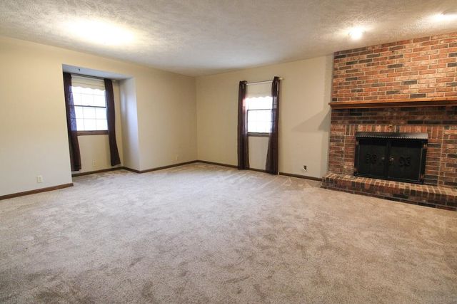 2413 Edgehill Rd, Salina, KS 67401