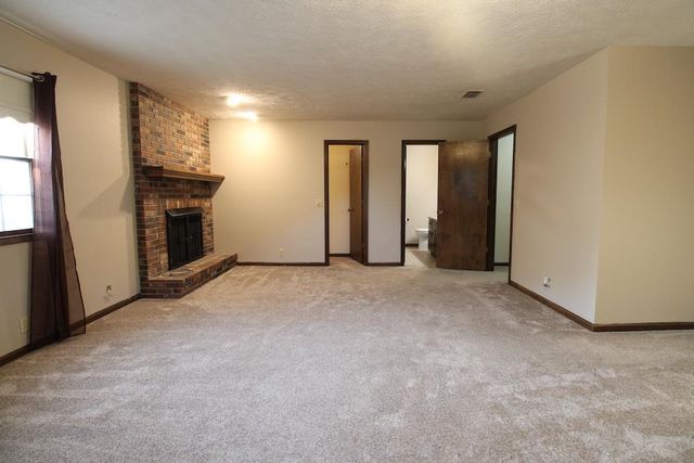 2413 Edgehill Rd, Salina, KS 67401