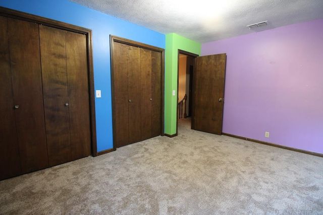 2413 Edgehill Rd, Salina, KS 67401