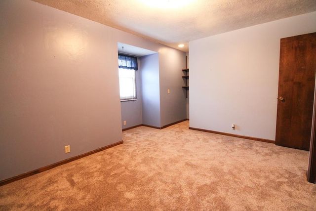 2413 Edgehill Rd, Salina, KS 67401