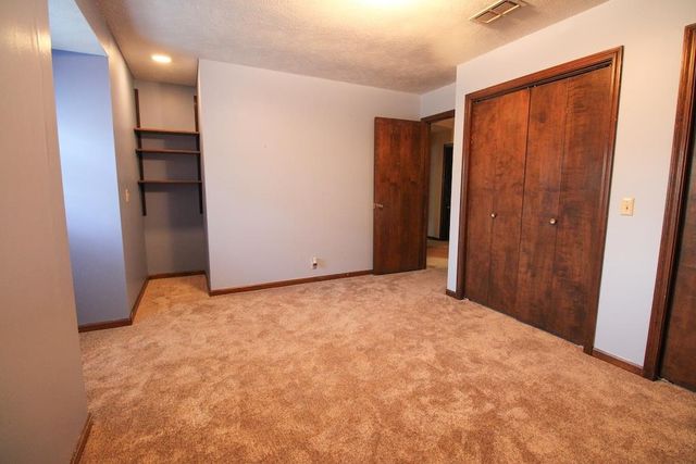 2413 Edgehill Rd, Salina, KS 67401