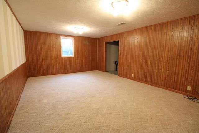 2413 Edgehill Rd, Salina, KS 67401