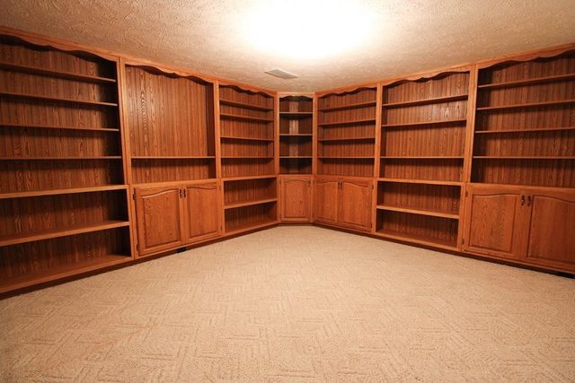 2413 Edgehill Rd, Salina, KS 67401