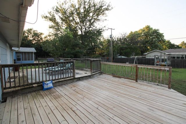 2413 Edgehill Rd, Salina, KS 67401