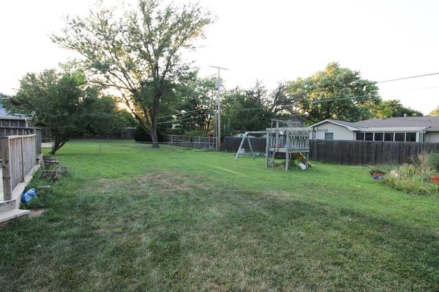 2413 Edgehill Rd, Salina, KS 67401