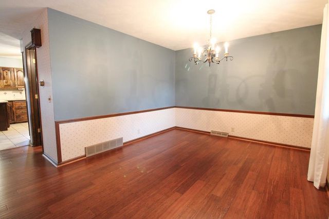 2413 Edgehill Rd, Salina, KS 67401