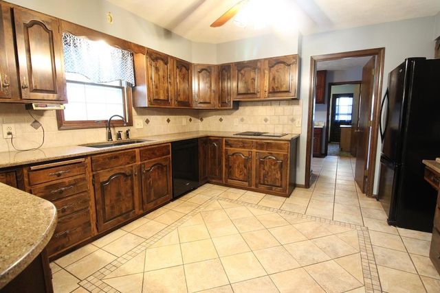 2413 Edgehill Rd, Salina, KS 67401