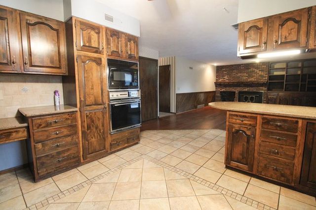 2413 Edgehill Rd, Salina, KS 67401