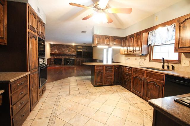 2413 Edgehill Rd, Salina, KS 67401