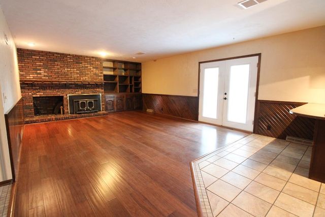 2413 Edgehill Rd, Salina, KS 67401