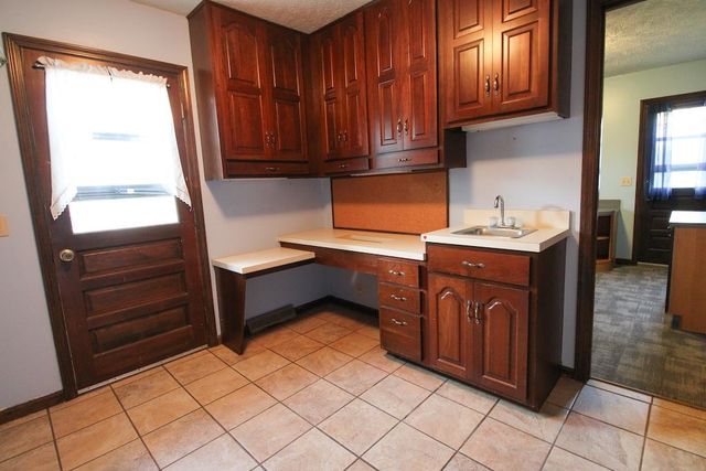 2413 Edgehill Rd, Salina, KS 67401