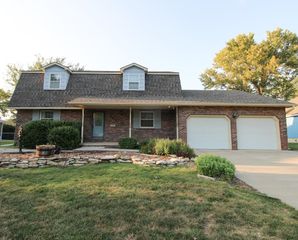 2413 Edgehill Rd, Salina, KS 67401