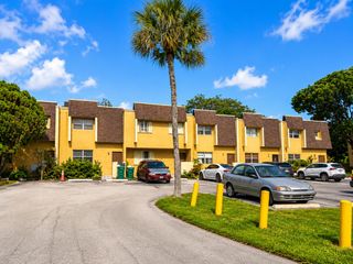 5728 5728 Blueberry Ct, Unit #38 Circle, Lauderhill, FL 33313