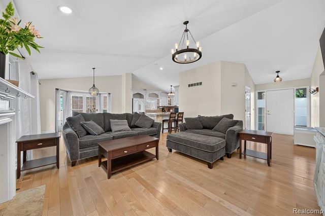 3712 Seney Drive, Lake Orion, MI 48360